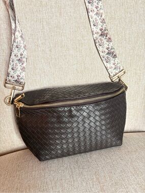 Modern + Chic Rory Oversized Belt Bag in Espresso with bonus straps!